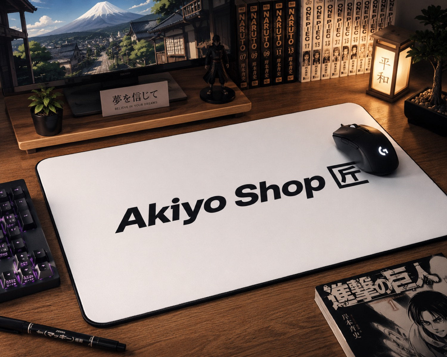 Tapis de bureau Akiyo Shop blanc sur un setup japonais avec mangas, souris et lanterne